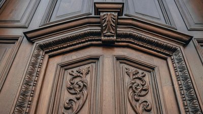 У Львові відновили історичні двері на вулиці Гнатюка