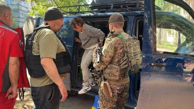 Евакуаційники привезли людей до транзитного центру