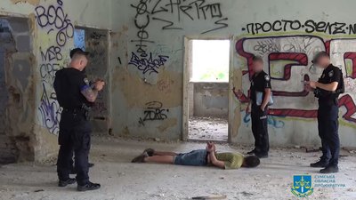 У Сумах затримали чоловіка, який вчиняв сексуальне насильство щодо 6-річної дівчинки У Сумах затримали чоловіка, який вчиняв сексуальне насильство щодо 6-річної дівчинки