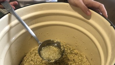 Ужгородка Ольга Кобрин готує для військових сироп з бузини Ужгородка Ольга Кобрин готує для військових сироп з бузини