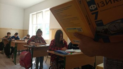 Обов’язкове щеплення від COVID-19 працівників навчальних закладів. Чи одержували наказ на Закарпатті