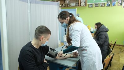 Через різдвяно-новорічні свята кількість охочих вакцинуватися зменшилася Через різдвяно-новорічні свята кількість охочих вакцинуватися зменшилася