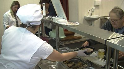З чотирьох соціальних їдалень для переселенців у Луцьку залишилась одна З чотирьох соціальних їдалень для переселенців у Луцьку залишилась одна