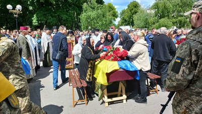«Він загинув не дарма»: у Полтаві попрощалися з вісьмома воїнами, які полягли на війні