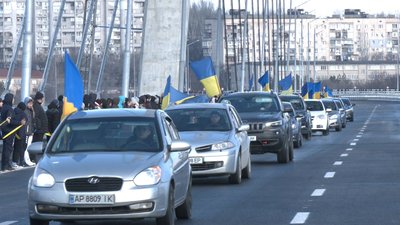 "Нехай він стане монументом єдності". У Запоріжжі Зеленський відкрив рух вантовим мостом "Нехай він стане монументом єдності". У Запоріжжі Зеленський відкрив рух вантовим мостом