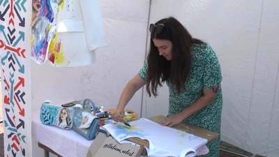 Тетяна з Мелітополя. Жінка провела майстер-клас з розпису футболки. Тетяна з Мелітополя. Жінка провела майстер-клас з розпису футболки.