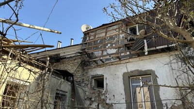 "Було чутно свист, я сховалась під стіл, посипалось скло, а потім знову свист": херсонці розповіли про чергову атаку РФ "Було чутно свист, я сховалась під стіл, посипалось скло, а потім знову свист": херсонці розповіли про чергову атаку РФ