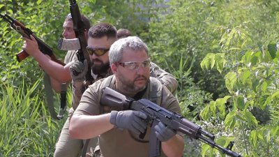 На Рівненщині добровольчі формування навчались маневреному бою у місті На Рівненщині добровольчі формування навчались маневреному бою у місті