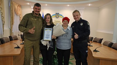 Двоє жінок затримали та передали поліції Житомирщини чоловіка, якого застали в своїй квартирі Двоє жінок затримали та передали поліції Житомирщини чоловіка, якого застали в своїй квартирі