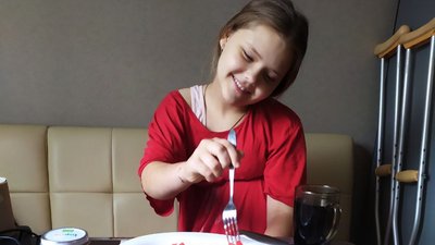 "Сонечко, ми з тобою тепер удвох": історія сестер з Краснограда, чиї батьки загинули у власному будинку від ракети РФ "Сонечко, ми з тобою тепер удвох": історія сестер з Краснограда, чиї батьки загинули у власному будинку від ракети РФ