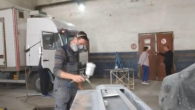 Переселенець із Слов'янська Олександр Почтарьов, який працює на автопідприємстві, на якому переобладнували вантажівки для військових, готує машини до відправки на фронт Переселенець із Слов'янська Олександр Почтарьов, який працює на автопідприємстві, на якому переобладнували вантажівки для військових, готує машини до відправки на фронт
