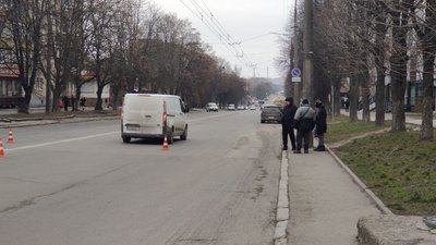 Подробиці аварії на Відродження в Луцьку: стан мами з донькою та що розповів водій Подробиці аварії на Відродження в Луцьку: стан мами з донькою та що розповів водій