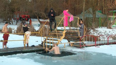 “Сьогодні добре й тепло”. Як вінничани пірнали в ополонки на Водохреще