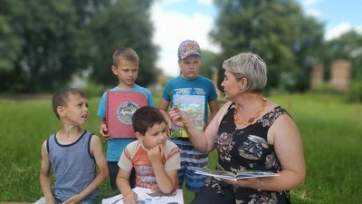 Діти з бібліотекарями виготовляють фіточаї для ЗСУ Діти з бібліотекарями виготовляють фіточаї для ЗСУ