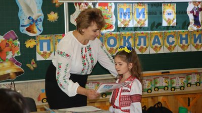 "Найкращі шкільні роки — коли було мирно": як відзначили День знань в Охтирці на Сумщині