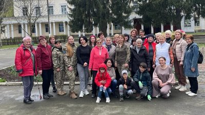 У пам’ять про загиблих воїнів їхні родини у Звягелі висадили 100 троянд У пам’ять про загиблих воїнів їхні родини у Звягелі висадили 100 троянд