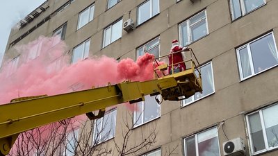 До маленьких пацієнтів Миколаївської дитячої лікарні Святий Миколай піднявся на автовишці До маленьких пацієнтів Миколаївської дитячої лікарні Святий Миколай піднявся на автовишці