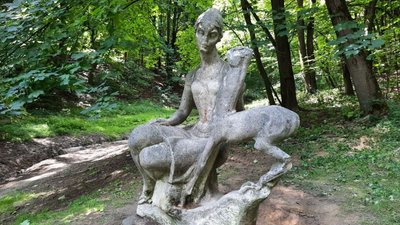 У львівському парку "Залізна вода" відреставрують скульптуру дівчини з косулею