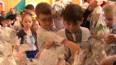 Три тонни дарунків повезли волонтери з Черкащини, щоб привітати захисників з Великоднем Три тонни дарунків повезли волонтери з Черкащини, щоб привітати захисників з Великоднем