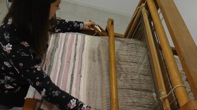 Безперервність традиції. Молода прикарпатка створює ткані етносорочки Безперервність традиції. Молода прикарпатка створює ткані етносорочки