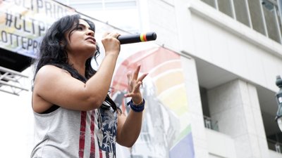 Співачка Vassy виступає на прайді