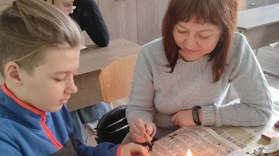 У Тернополі діти переселенців вчилися писати писанки У Тернополі діти переселенців вчилися писати писанки