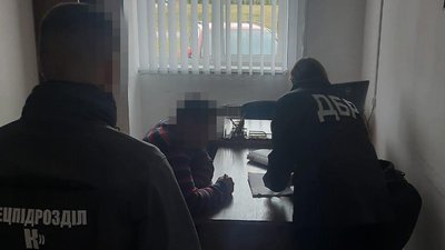 На Житомирщині митників підозрюють в організації корупційної схеми На Житомирщині митників підозрюють в організації корупційної схеми