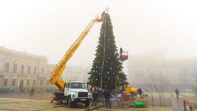 На головній площі Кропивницького почали розбирати новорічну ялинку