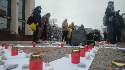 Річниця трагедії: біля черкаського драмтеатру згадали бомбардування в Маріуполі Річниця трагедії: біля черкаського драмтеатру згадали бомбардування в Маріуполі