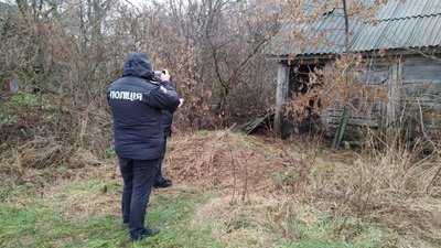 Їв яблука та ночував у бочці: поліцейські затримали підозрюваного у вбивстві матері чотирьох дітей
