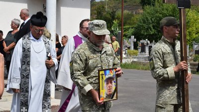 На Закарпатті попрощалися із полеглим захисником Іваном Рошинцем