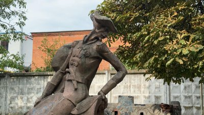 У Хмельницькому ремонтують стінку біля барона Мюнхгаузена, серпень 2026 року
