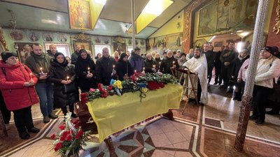 "Просто добра, щира сімейна людина". У Сумах провели в останню путь військового Сергія Цилюрика "Просто добра, щира сімейна людина". У Сумах провели в останню путь військового Сергія Цилюрика