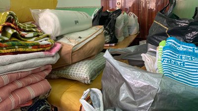 Приносять по декілька пакетів. У Чернівцях збирають речі для людей з інших областей Приносять по декілька пакетів. У Чернівцях збирають речі для людей з інших областей