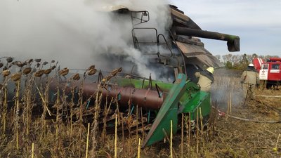 На Харківщині згорів комбайн: водій викликав на поле рятувальників На Харківщині згорів комбайн: водій викликав на поле рятувальників