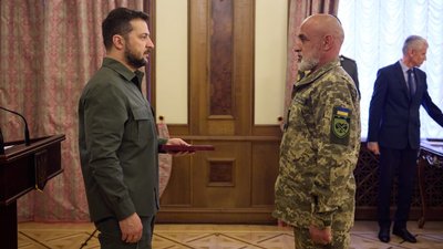 Бійці територіальної оборони міста Одеси отримали нагороди від Володимира Зеленського Бійці територіальної оборони міста Одеси отримали нагороди від Володимира Зеленського