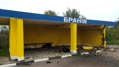 На Рівненщині авто влетіло у зупинку, водій загинув