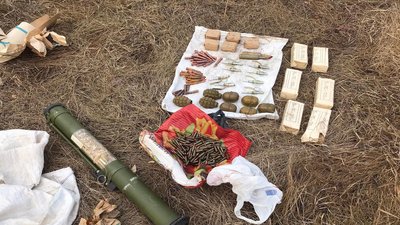 Гранатомет, гранати та патрони. СБУ викрила схрон з боєприпасами у Запоріжжі