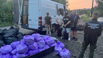 Закарпатець намагався переправити сигарети й чоловіків через кордон