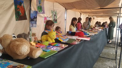 В Івано-Франківську на благодійному ярмарку діти збирають гроші на підтримку армії