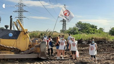 У Харкові противники будівництва дороги через "Барабашово" стали на заваді техніки У Харкові противники будівництва дороги через "Барабашово" стали на заваді техніки