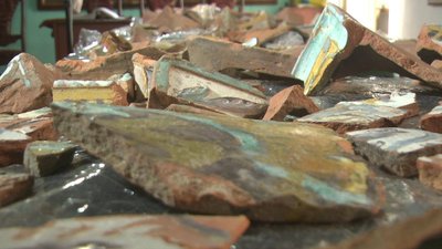 Дарунок королеви: на Хмельниччині у «Замку Ракочі» археологи віднайшли кахлі 16 століття