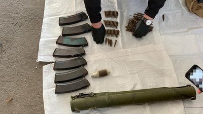 П'ятьох жителів Донеччини викрили на збуті зброї, боєприпасів та вибухівки. ФОТО П'ятьох жителів Донеччини викрили на збуті зброї, боєприпасів та вибухівки. ФОТО