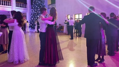 У супроводі живої музики: в Маріуполі пройшов зимовий бал