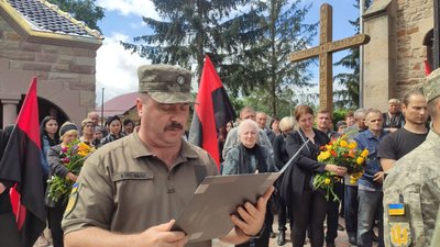 Рідним загиблого воїна вручили грамоту пошани та скорботи від головнокомандувача ЗСУ Рідним загиблого воїна вручили грамоту пошани та скорботи від головнокомандувача ЗСУ