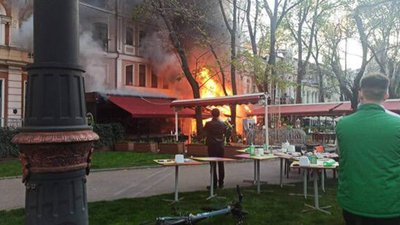 Біля Одеської опери спалахнув будинок: працюють рятувальники