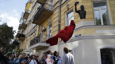 До 80-річчя Богдана Ступки у Києві відкрили горельєф