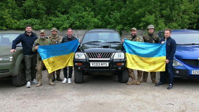 "Українське військо має бути нестримним". Військовим, які обороняють Харківщину, волонтери передали 6 автівок