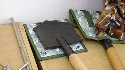 В Івано-Франківську військовим на фронт виготовляють буржуйки, саперські лопати та шиють бронежилети В Івано-Франківську військовим на фронт виготовляють буржуйки, саперські лопати та шиють бронежилети