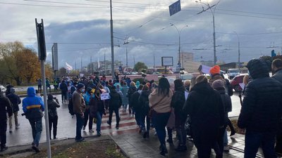 У Сумах підприємці перекрили одну з центральних вулиць - протестують проти карантинних обмежень У Сумах підприємці перекрили одну з центральних вулиць - протестують проти карантинних обмежень